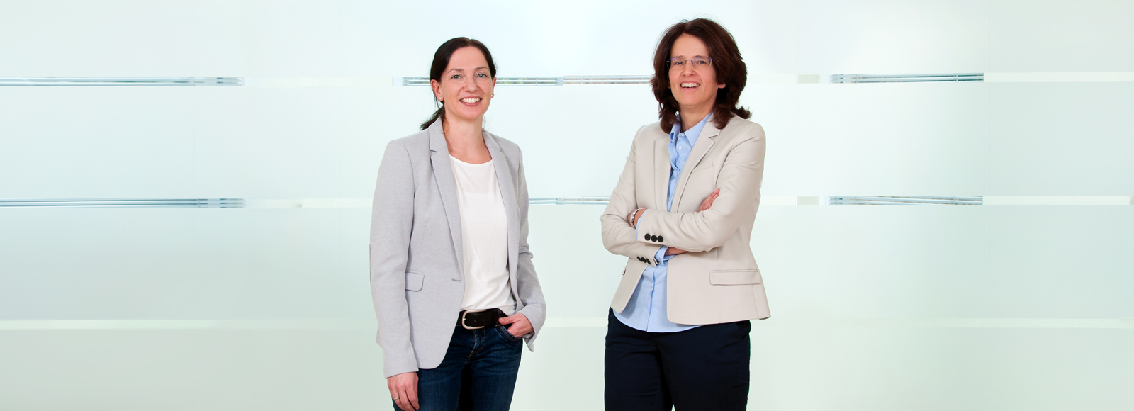 Foto mit den Steuerberaterinnen Andrea Otten (links) und Astrid Hain (rechts), stehend